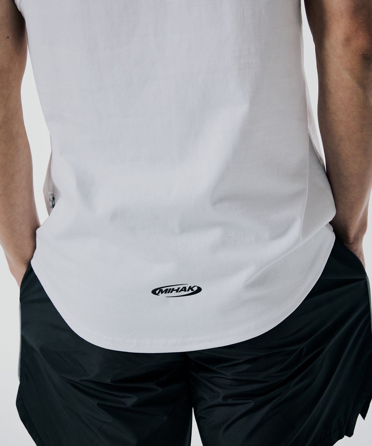 미학(MIHAK) 메탈 로고 슬리브리스 (WHITE)