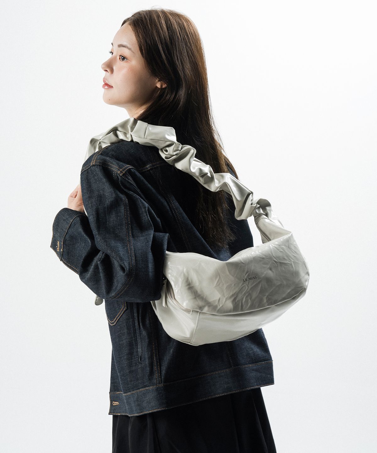 르마인(LEMINE) 크리세스 하프문 메신저백(웜그레이)