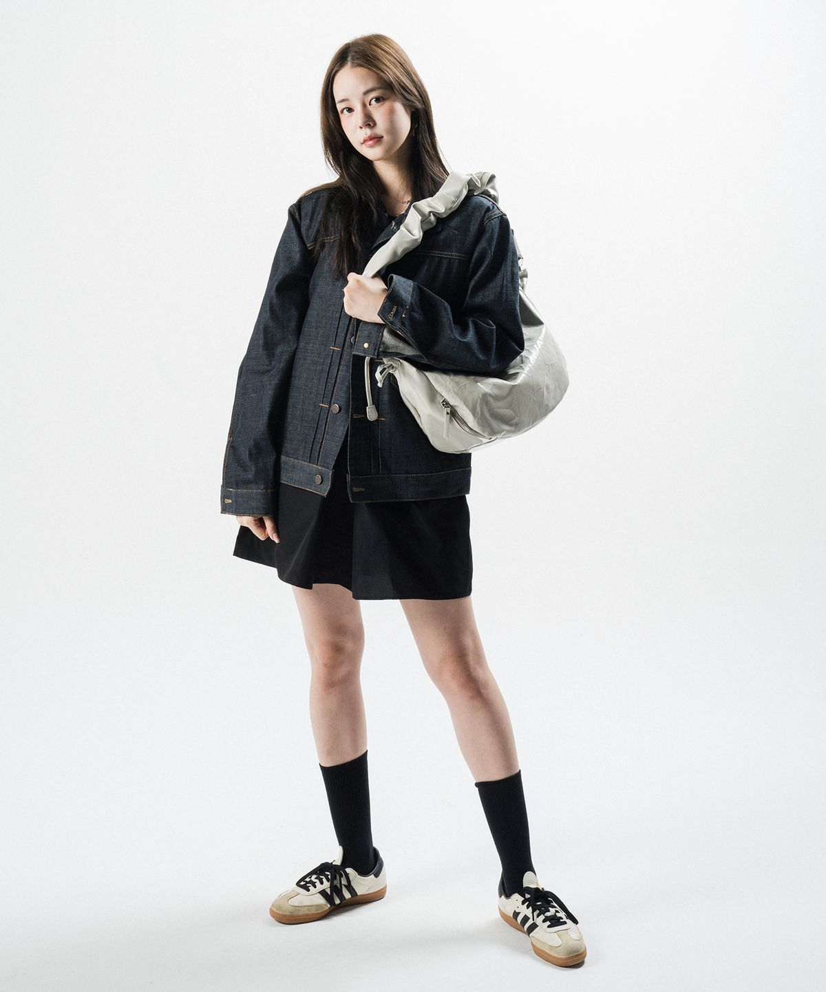 르마인(LEMINE) 크리세스 하프문 메신저백(웜그레이)