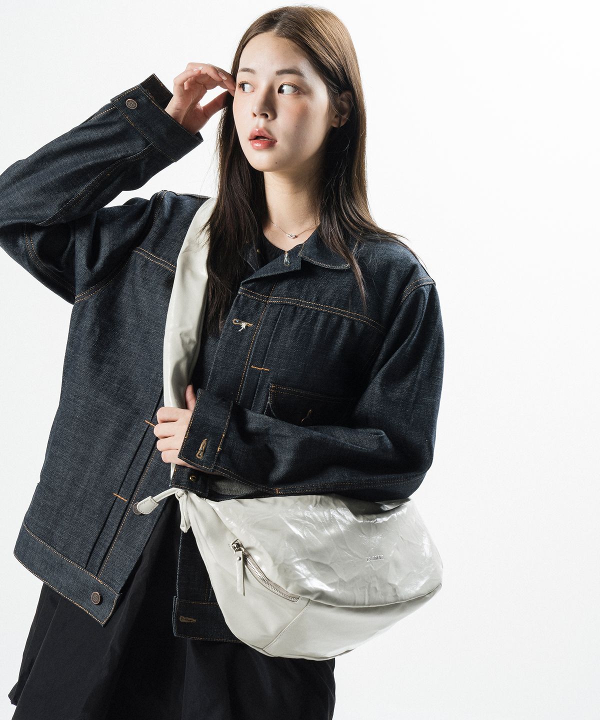 르마인(LEMINE) 크리세스 하프문 메신저백(웜그레이)