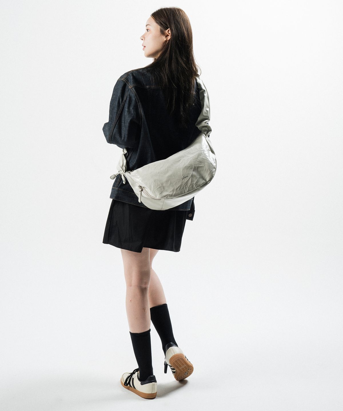 르마인(LEMINE) 크리세스 하프문 메신저백(웜그레이)
