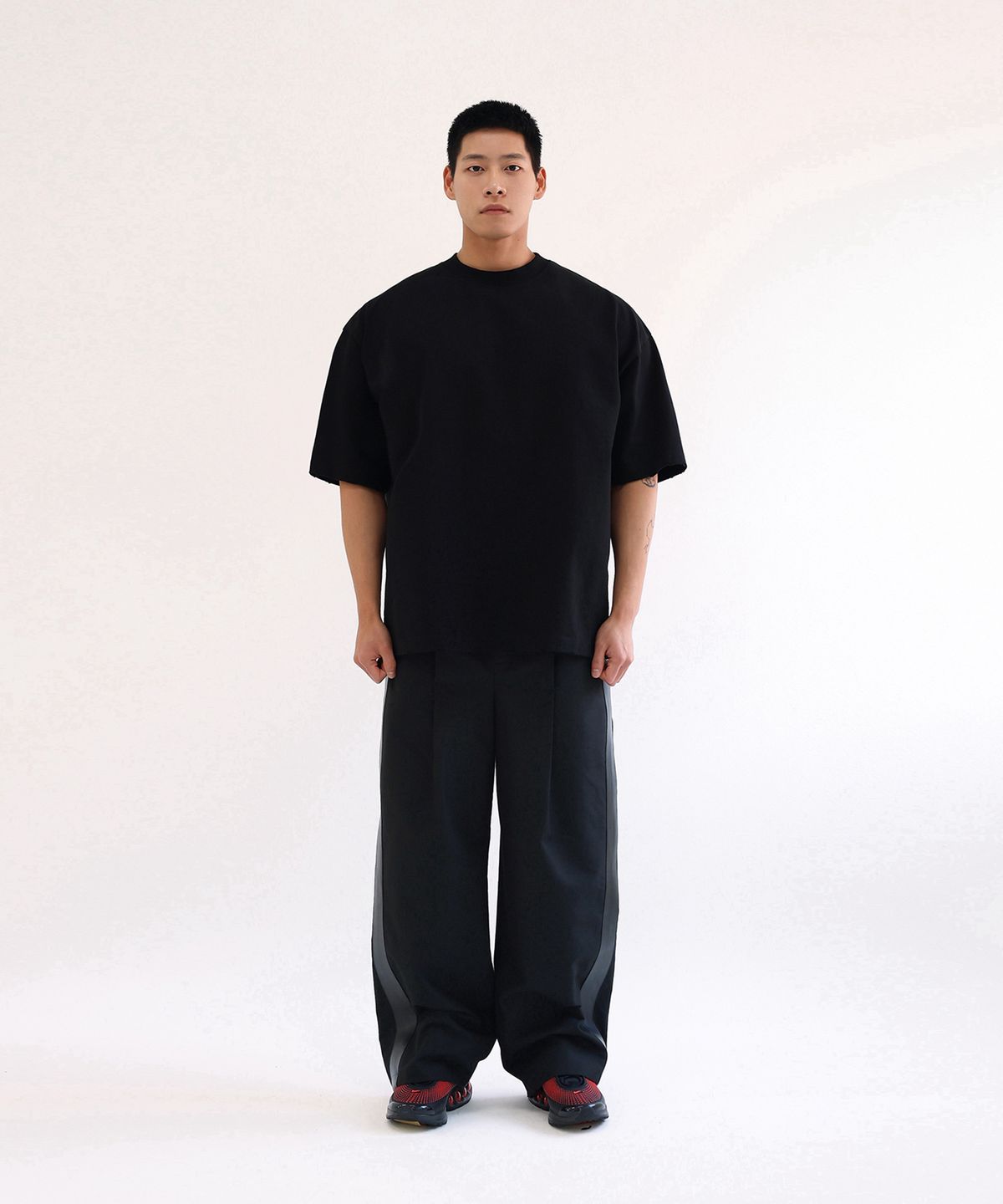 핸틀(HENTLE) 레더 스트라이프 벌룬 팬츠