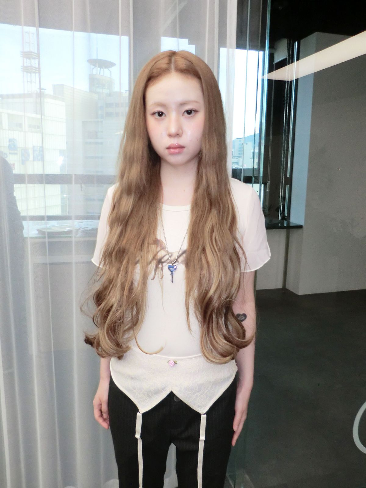 헤티(HETIT) 홀스 프린트 웨이비 티셔츠 (크림)