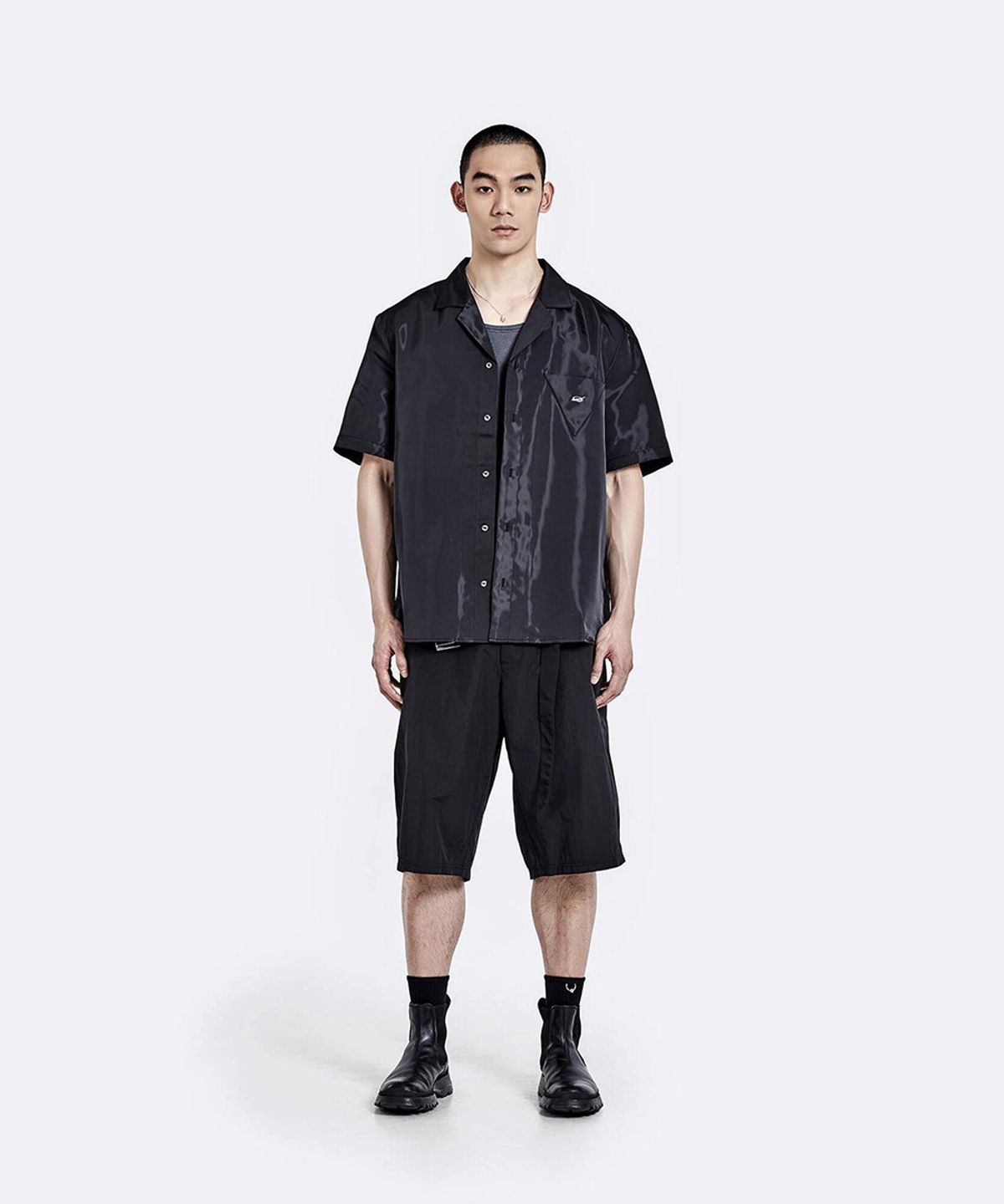 51퍼센트(51PERCENT) Shiny Half shirt - Black
