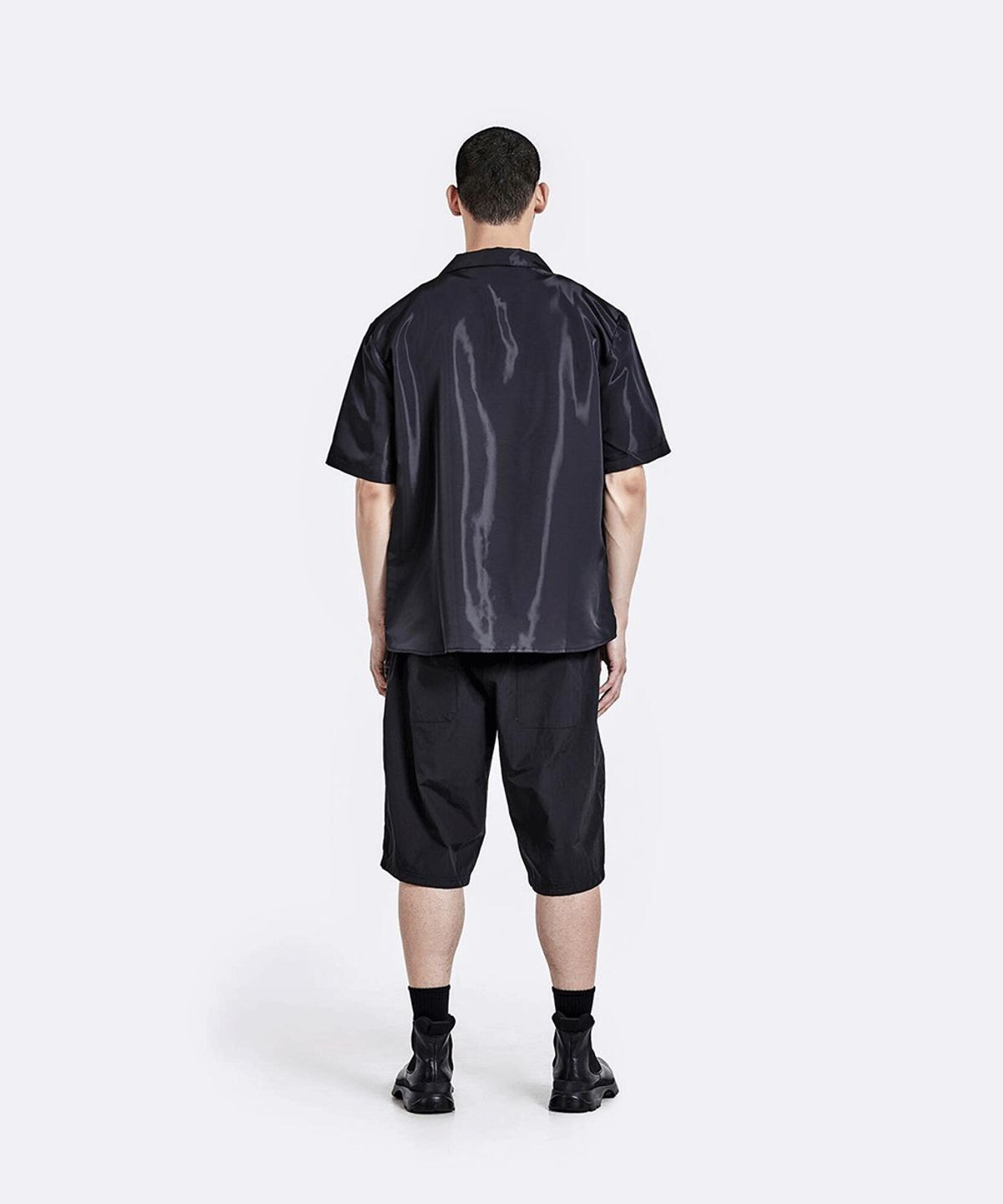 51퍼센트(51PERCENT) Shiny Half shirt - Black