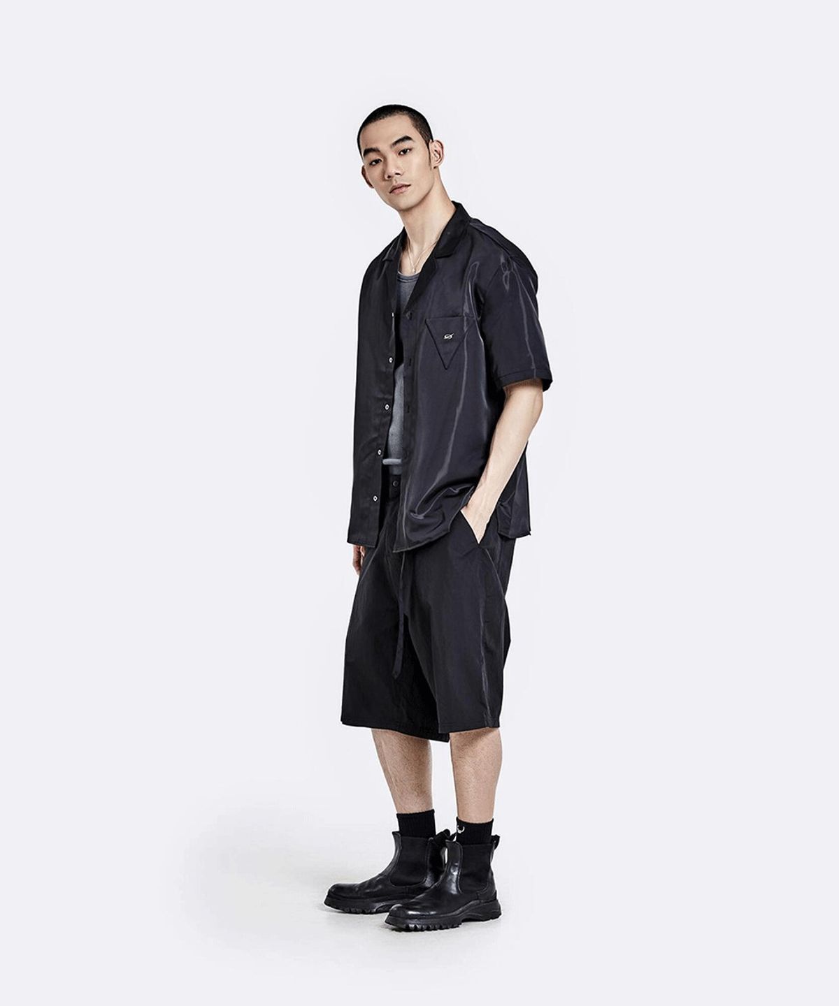 51퍼센트(51PERCENT) Shiny Half shirt - Black