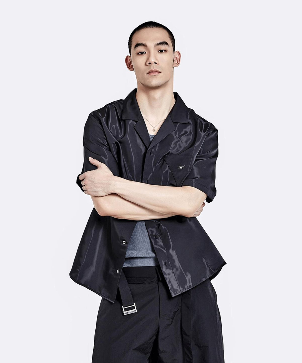 51퍼센트(51PERCENT) Shiny Half shirt - Black