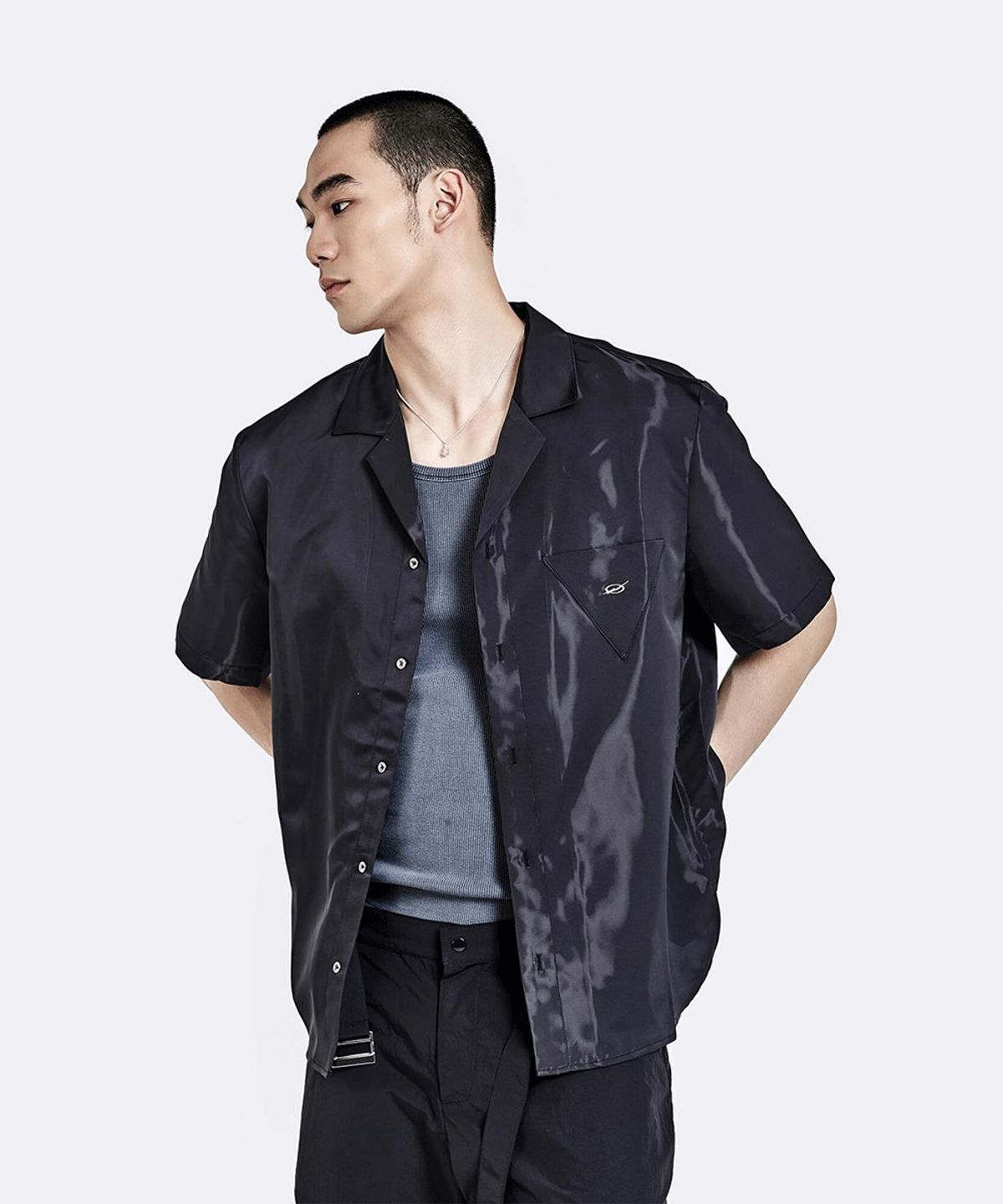 51퍼센트(51PERCENT) Shiny Half shirt - Black