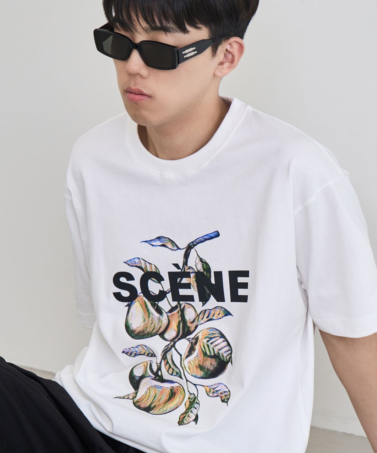 클로어(KLOR) [UNISEX] 씬 애플트리 그래픽 반팔 티셔츠 (CREAM WHITE)