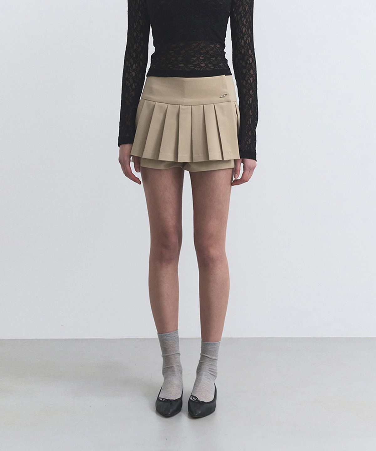 더포르타(THEPORTA) PLEATS MINI SKIRT SHORTS, BEIGE