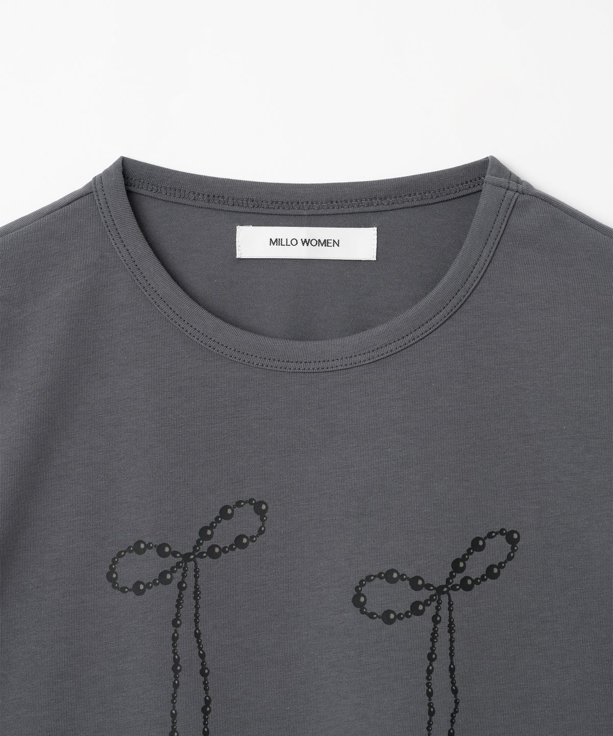 밀로 우먼(MILLO WOMEN) 펄 리본 티셔츠 [차콜]