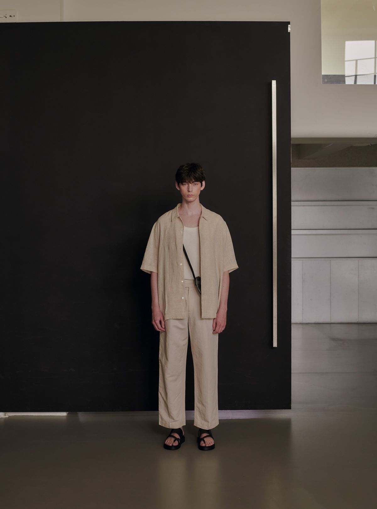 슈피트(SHUFIT) 크로스 스트랩 쪼리 가죽 슬리퍼 SFT-403