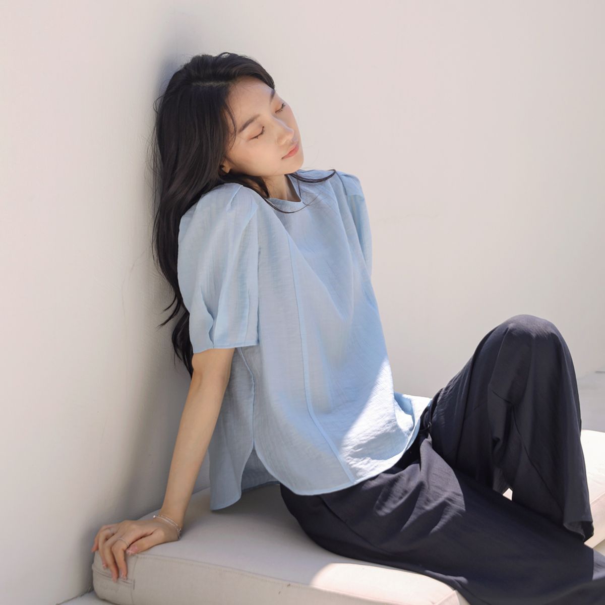 켈리도나휴(KELLY DONAHUE) 텐셀 볼륨 라운드블라우스
