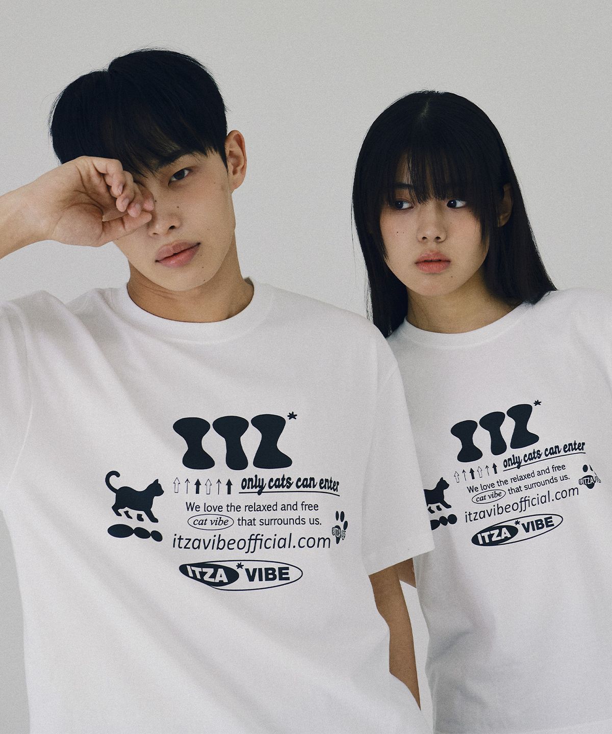 잇자바이브(ITZAVIBE) ITZ OFFICIAL LOGO T SHIRT - WHITE