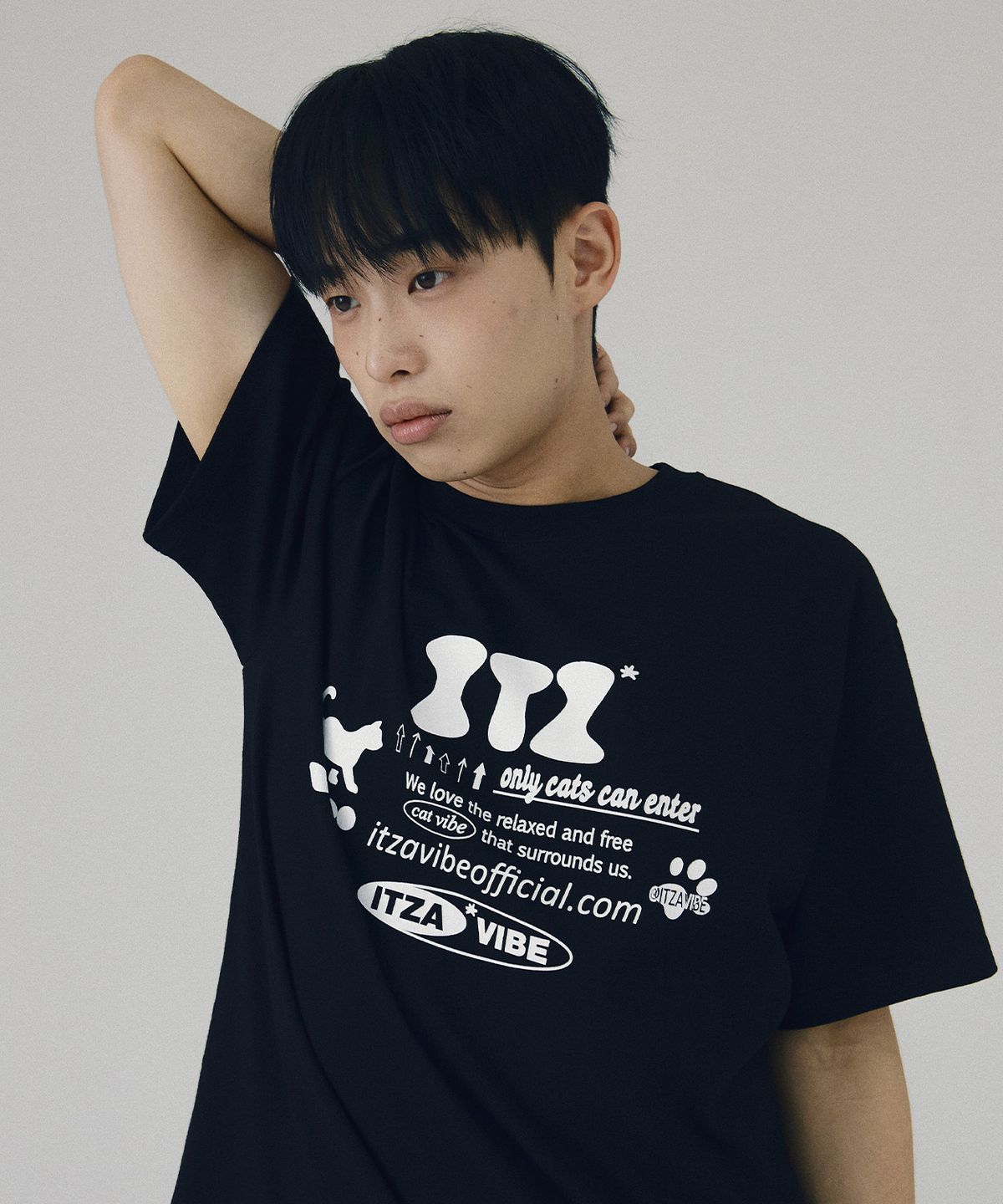 잇자바이브(ITZAVIBE) ITZ OFFICIAL LOGO T SHIRT - BLACK