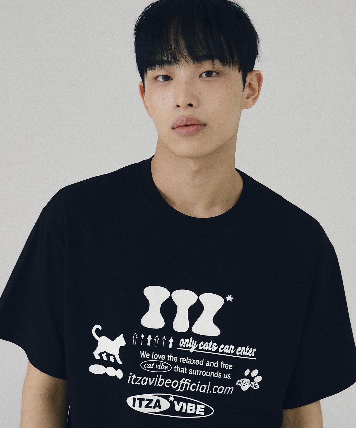 잇자바이브(ITZAVIBE) ITZ OFFICIAL LOGO T SHIRT - BLACK