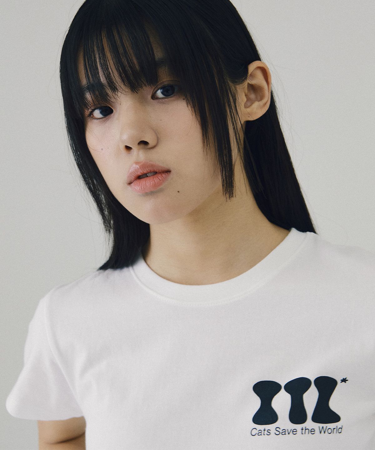 잇자바이브(ITZAVIBE) ITZ MINI LOGO CROP T SHIRT - WHITE