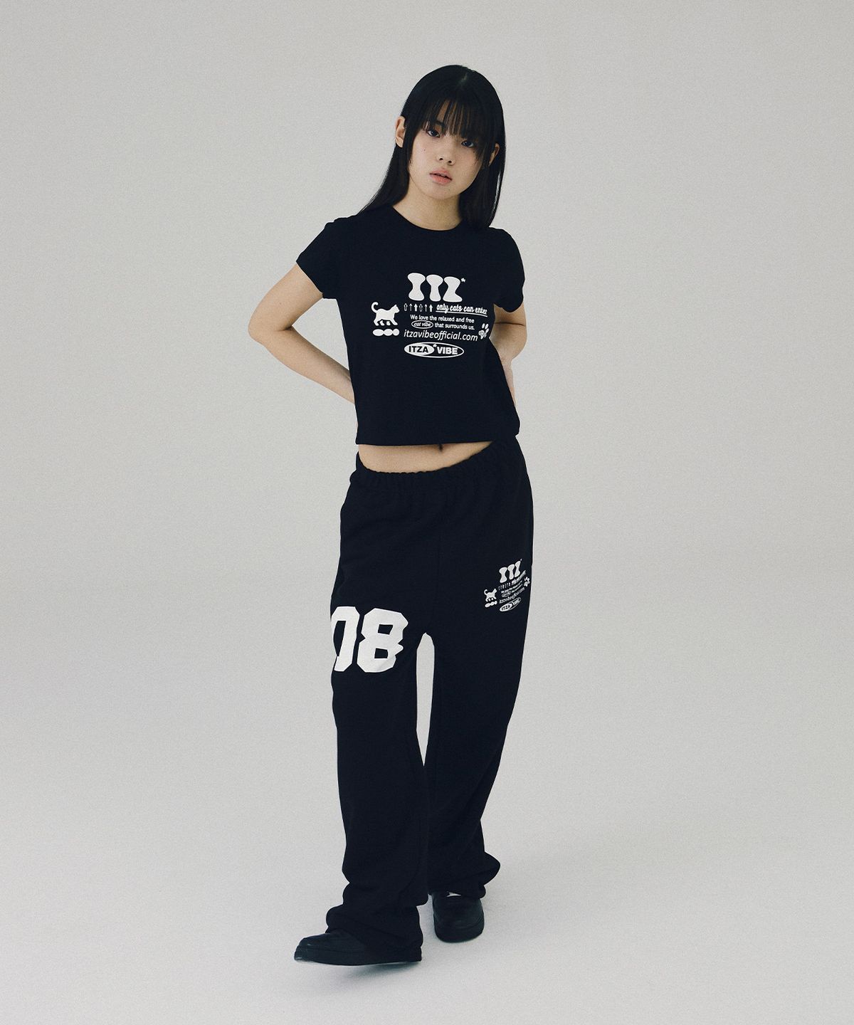잇자바이브(ITZAVIBE) 08 MINI LOGO SWEAT PANTS - BLACK
