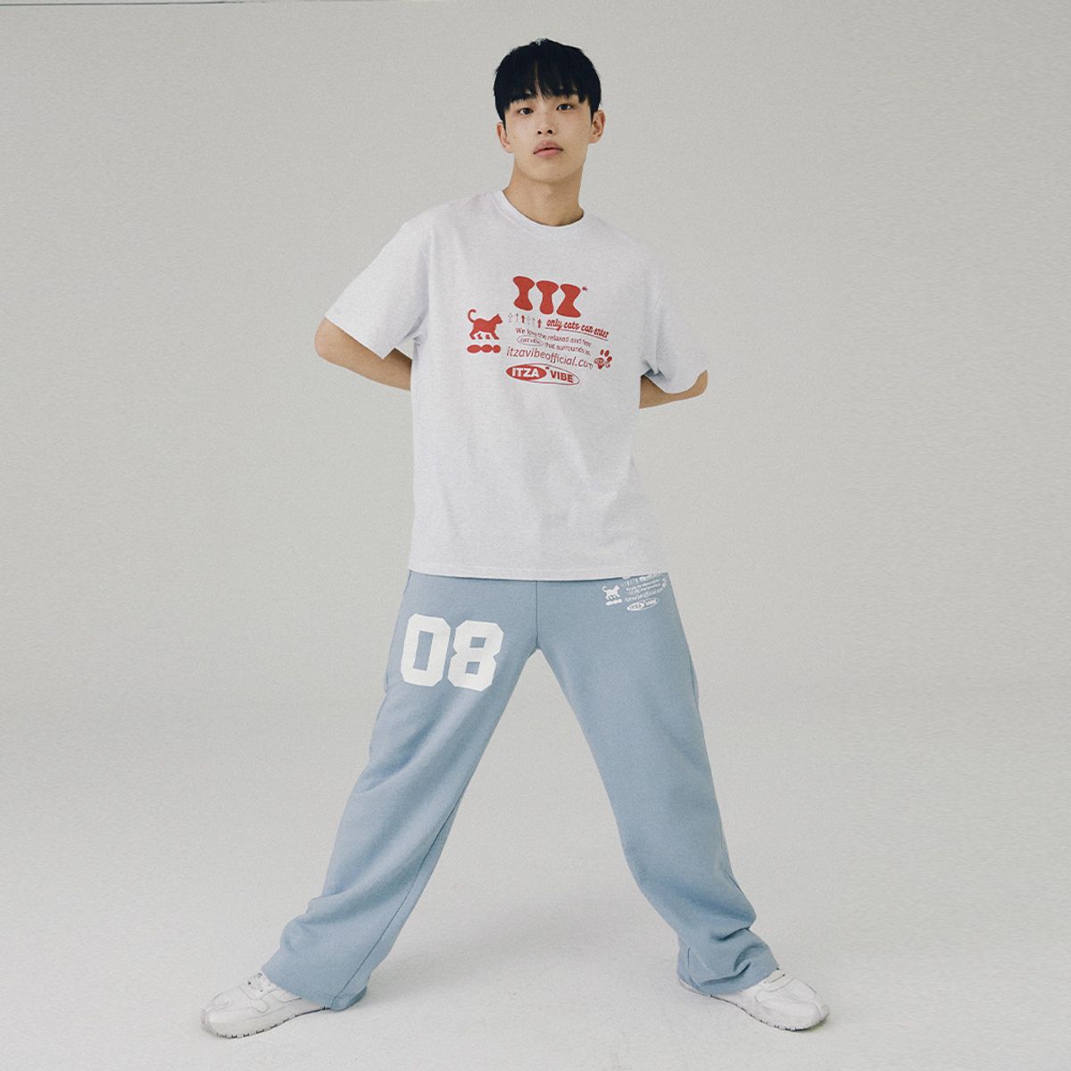 잇자바이브(ITZAVIBE) 08 MINI LOGO SWEAT PANTS - SKY BLUE