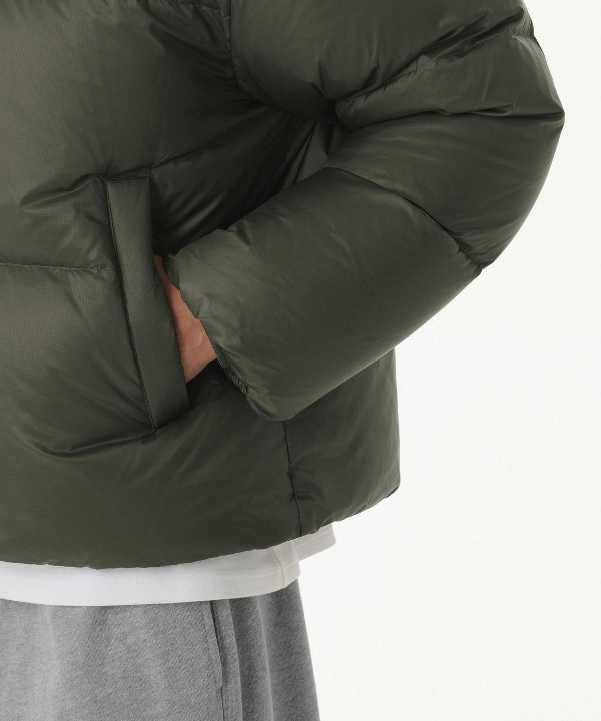 무신사 스탠다드(MUSINSA STANDARD) 립스탑 다운 푸퍼 숏 패딩 재킷 [카키]
