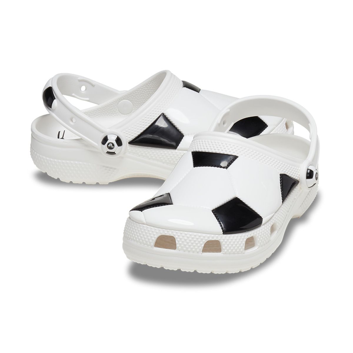 크록스키즈(CROCS KIDS) 키즈 클래식 축구공 클로그 WBK (24SKCL210157)