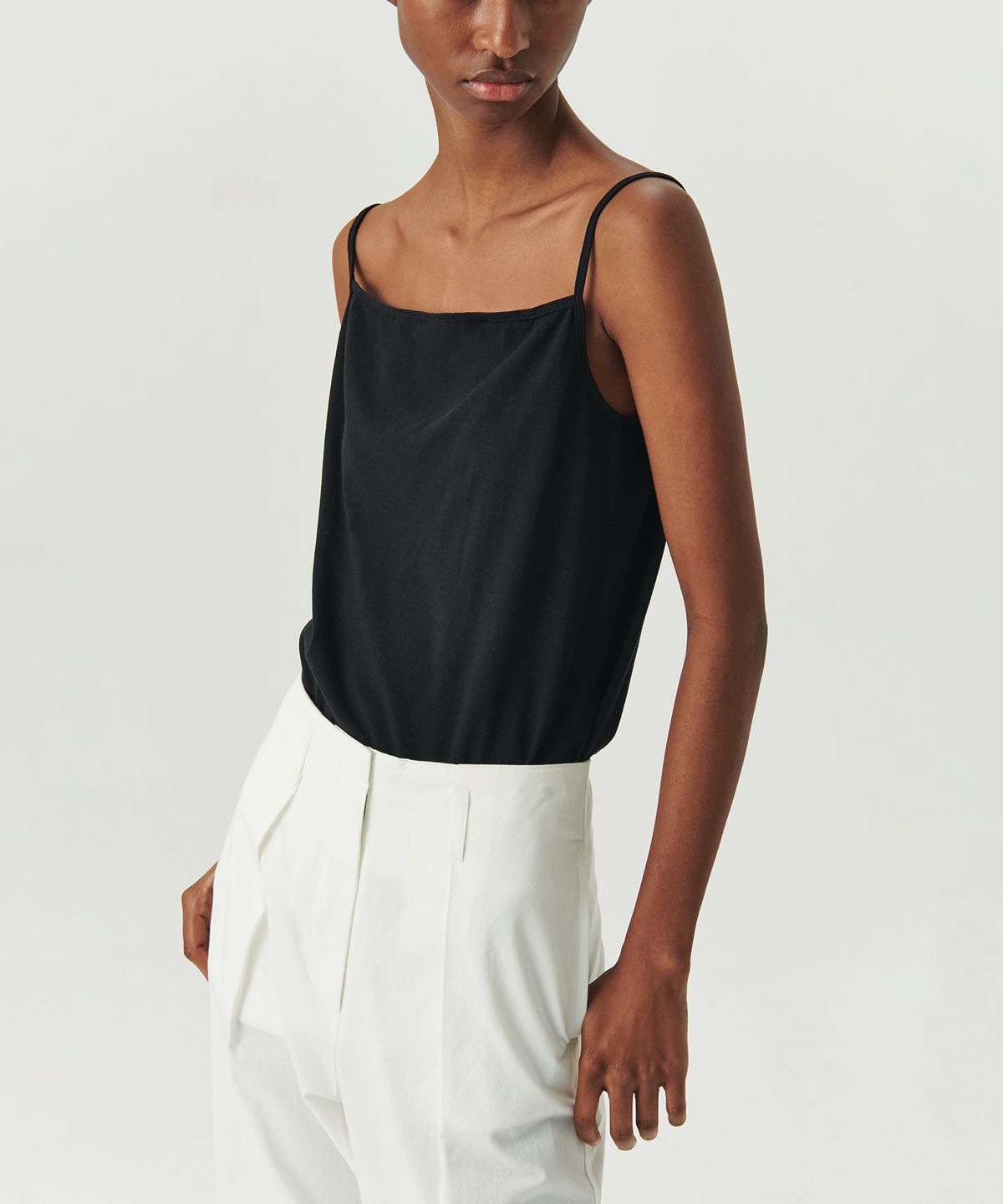 르바(LEVAR) Whenever Standard Sleeveless Top - Black