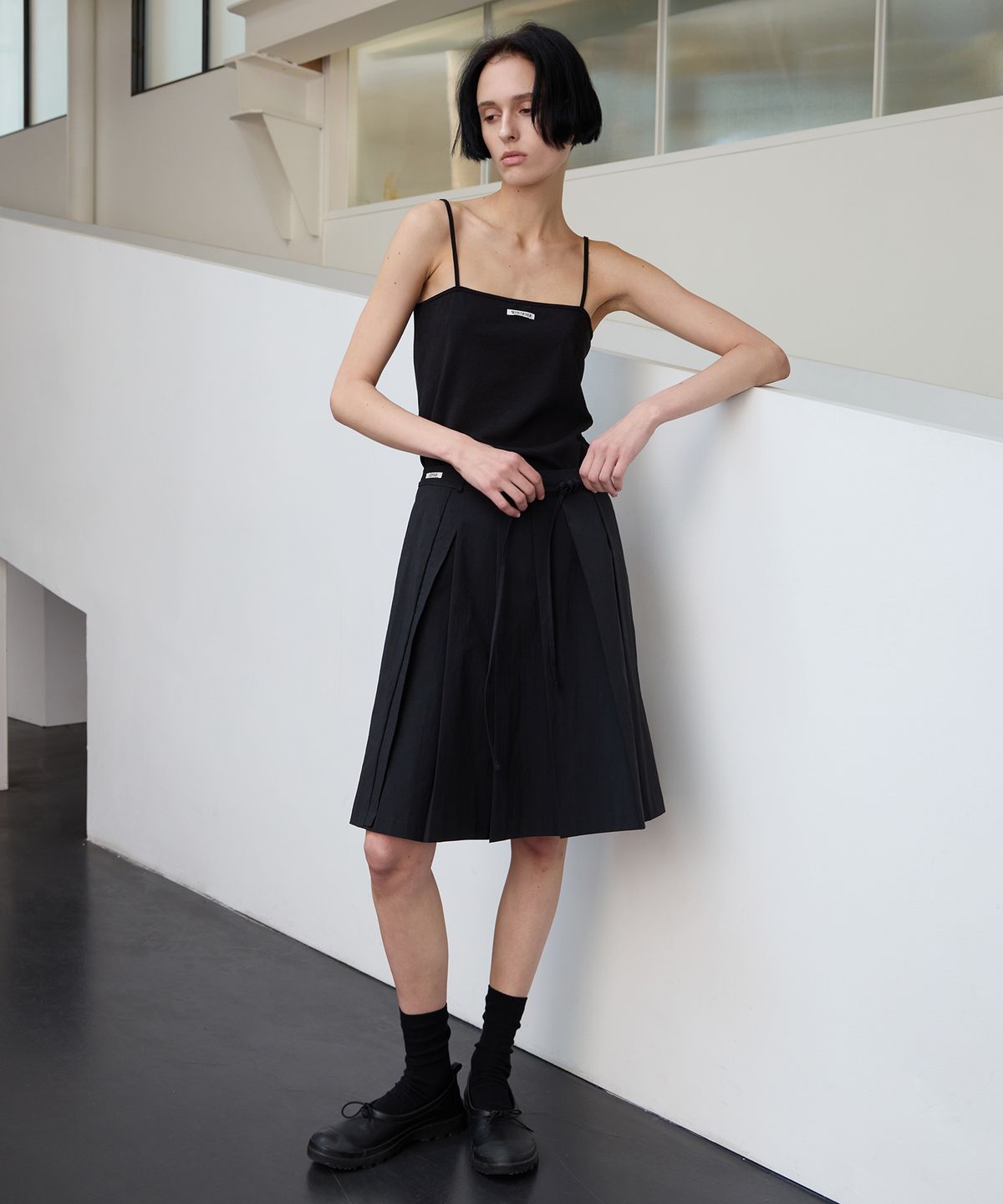 르바(LEVAR) Whenever Standard Sleeveless Top - Black