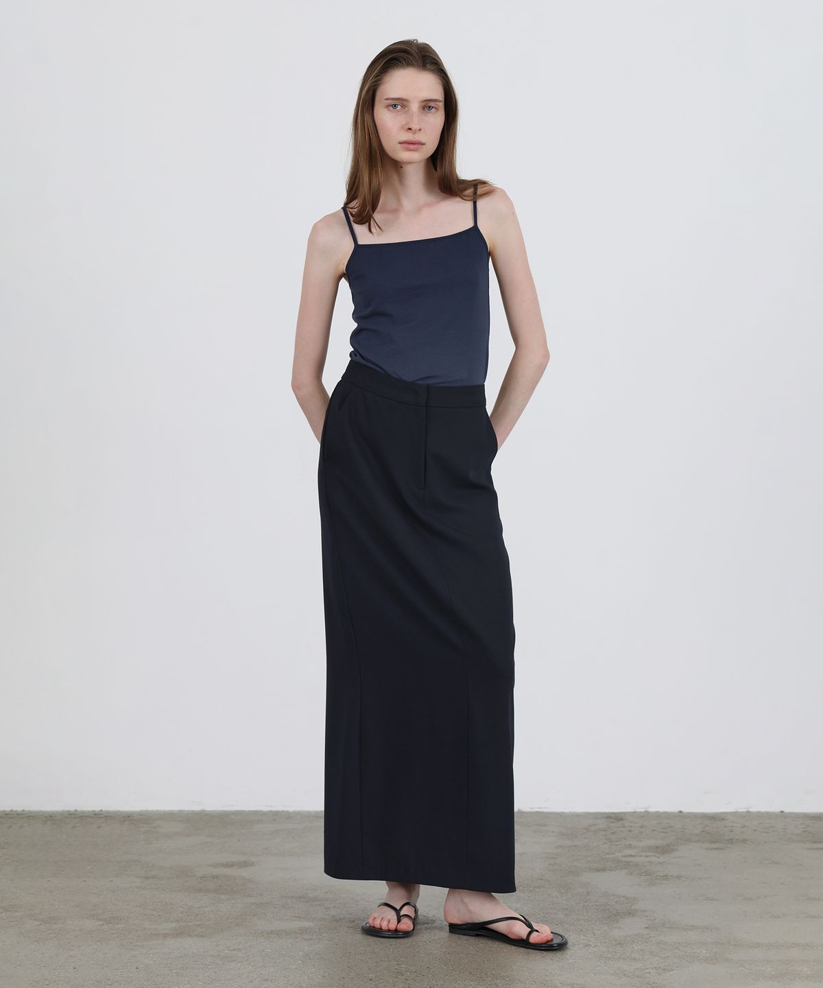 르바(LEVAR) Whenever Standard Sleeveless Top - Navy