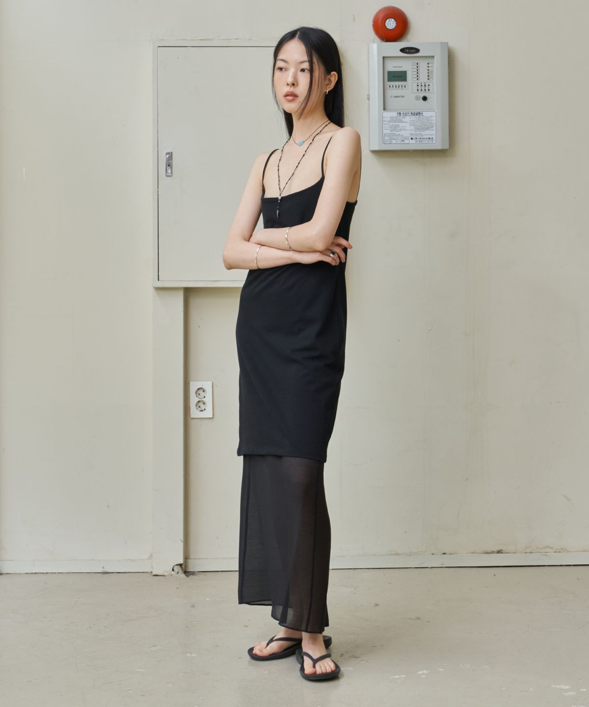 웨어리즈(WEARIS) 스퀘어넥 슬리브리스 원피스_블랙
