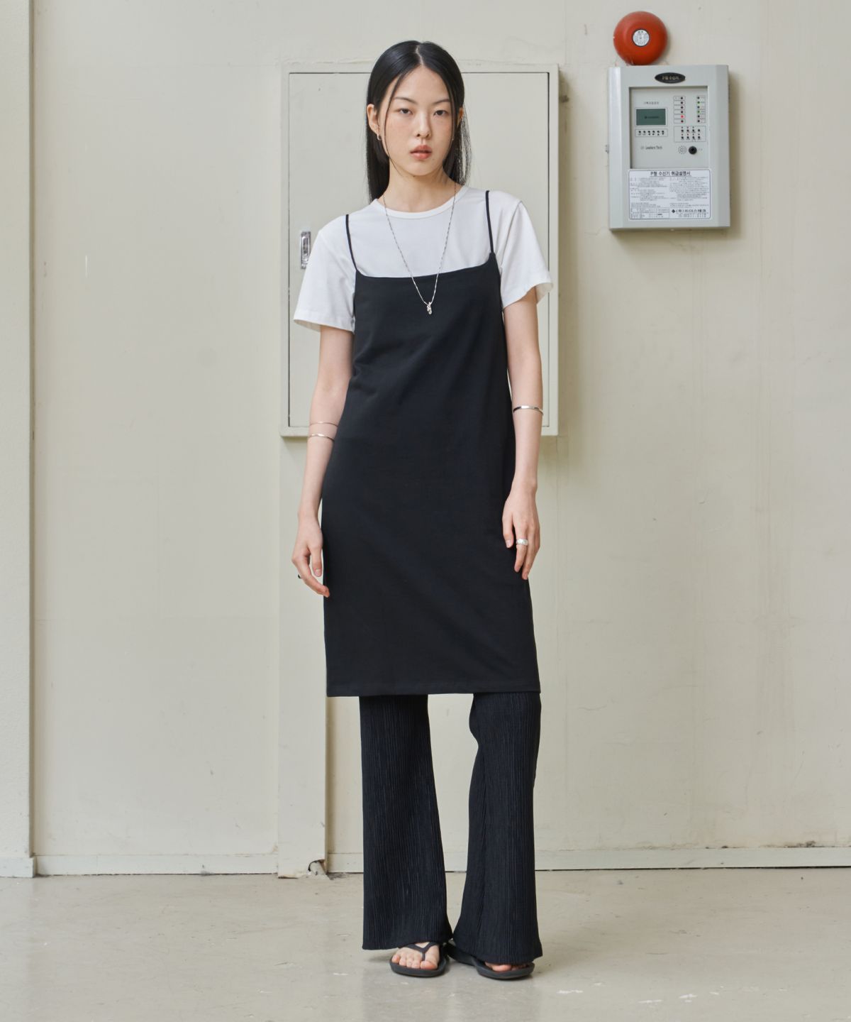 웨어리즈(WEARIS) 스퀘어넥 슬리브리스 원피스_블랙