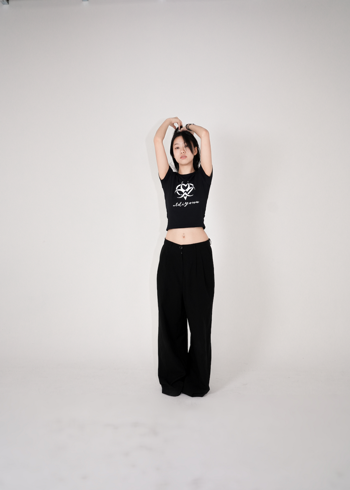 알디유(ALDIYOUU) Heart reflex crop Tee (Black)