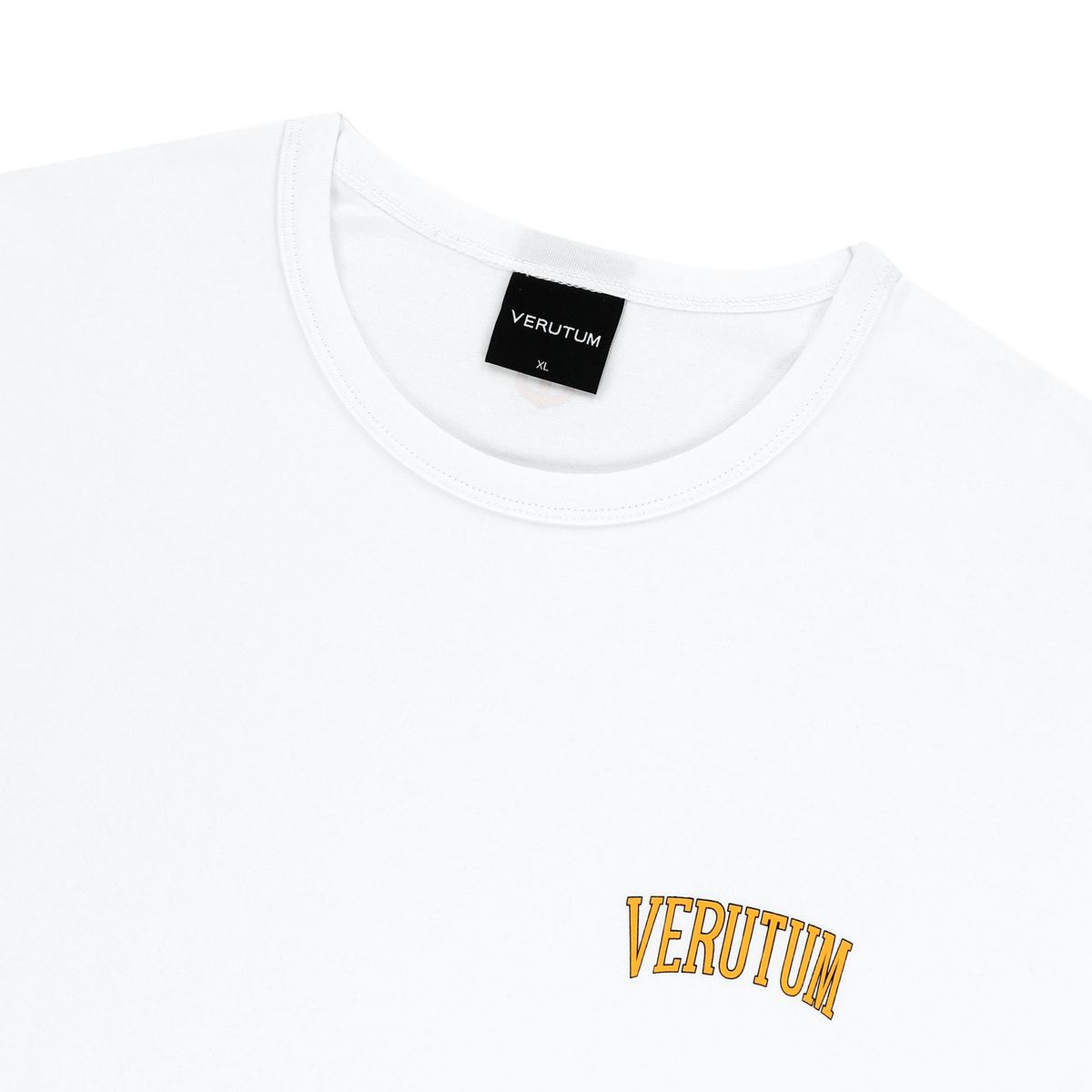 베루툼(VERUTUM) VERUTUM 스몰 아치 로고 티셔츠 화이트