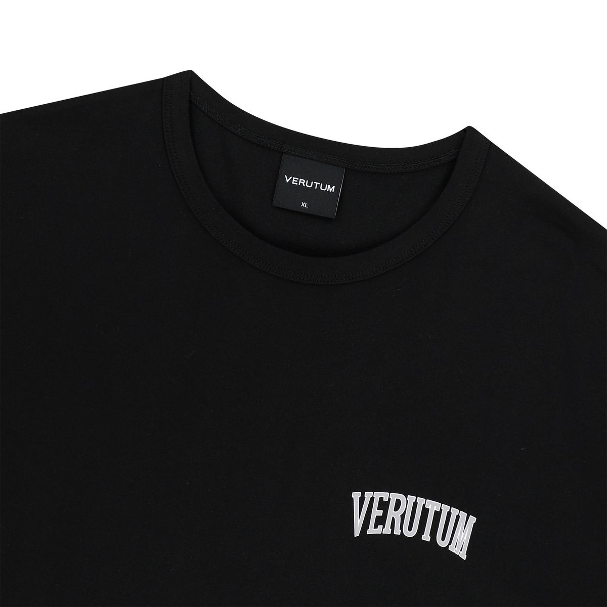 베루툼(VERUTUM) VERUTUM 스몰 아치 로고 티셔츠 블랙