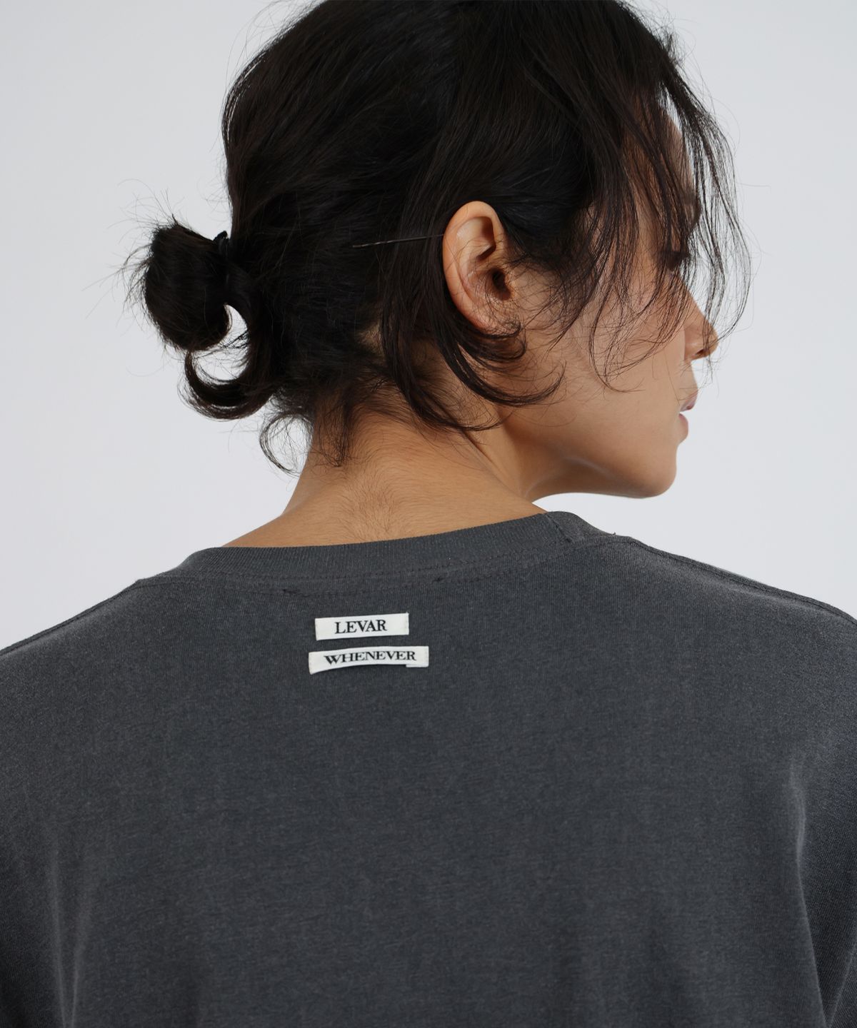 르바(LEVAR) Fuzzy Rainbow T-shirt - Charcoal