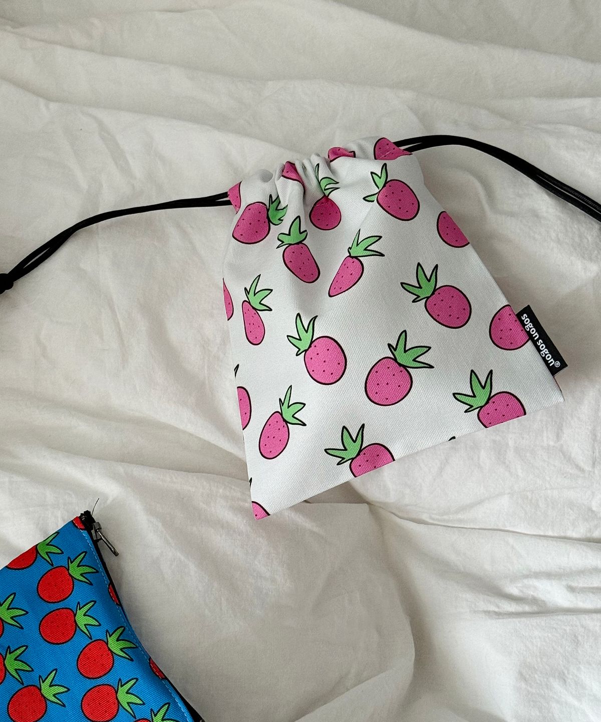 소곤소곤(SOGONSOGON) strawberry  string pouch r