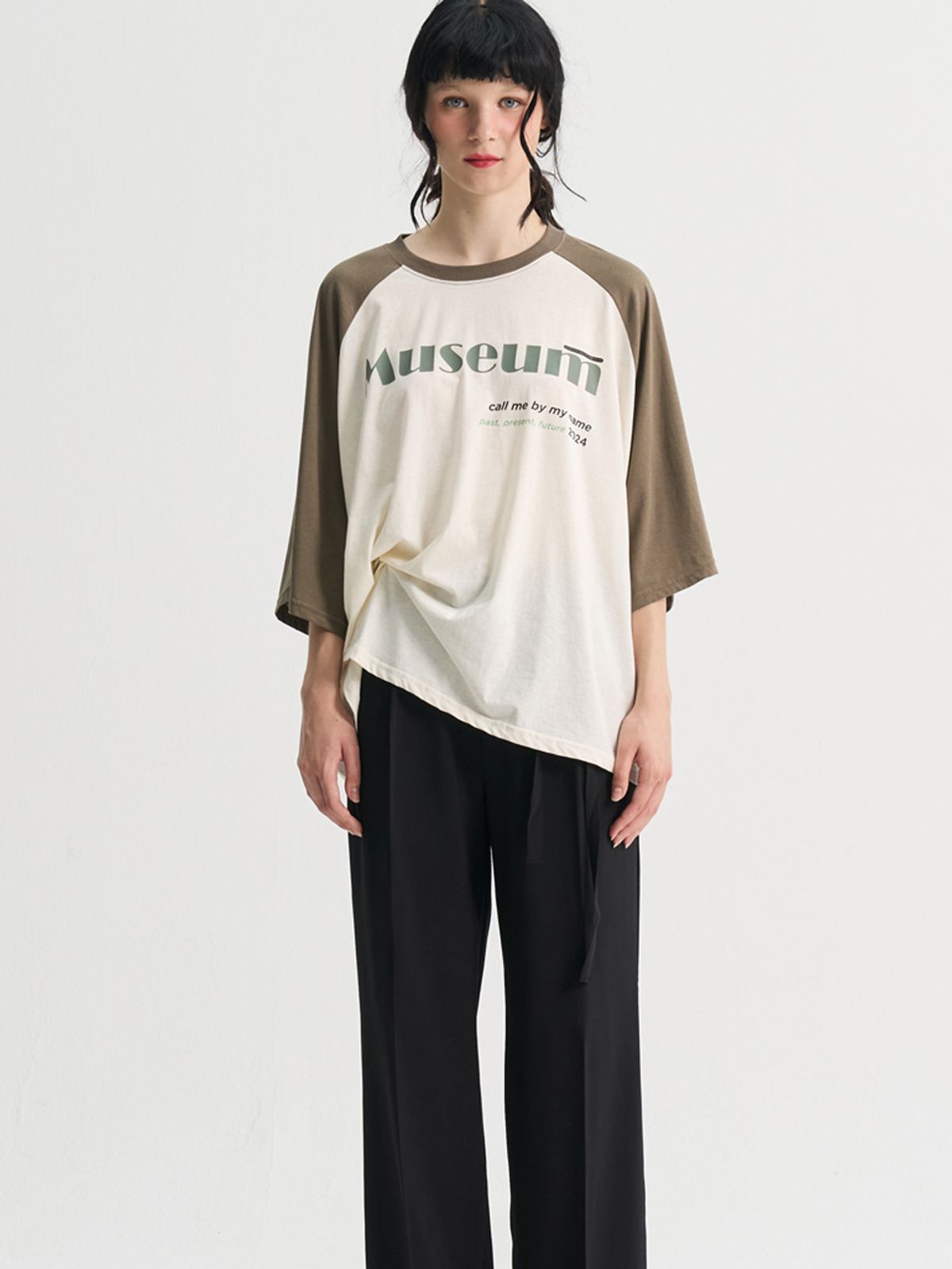 쏘리, 투 머치 러브(SORRY, TOO MUCH LOVE) 시즌 포인트 뮤지엄 레글런 티셔츠_브라운