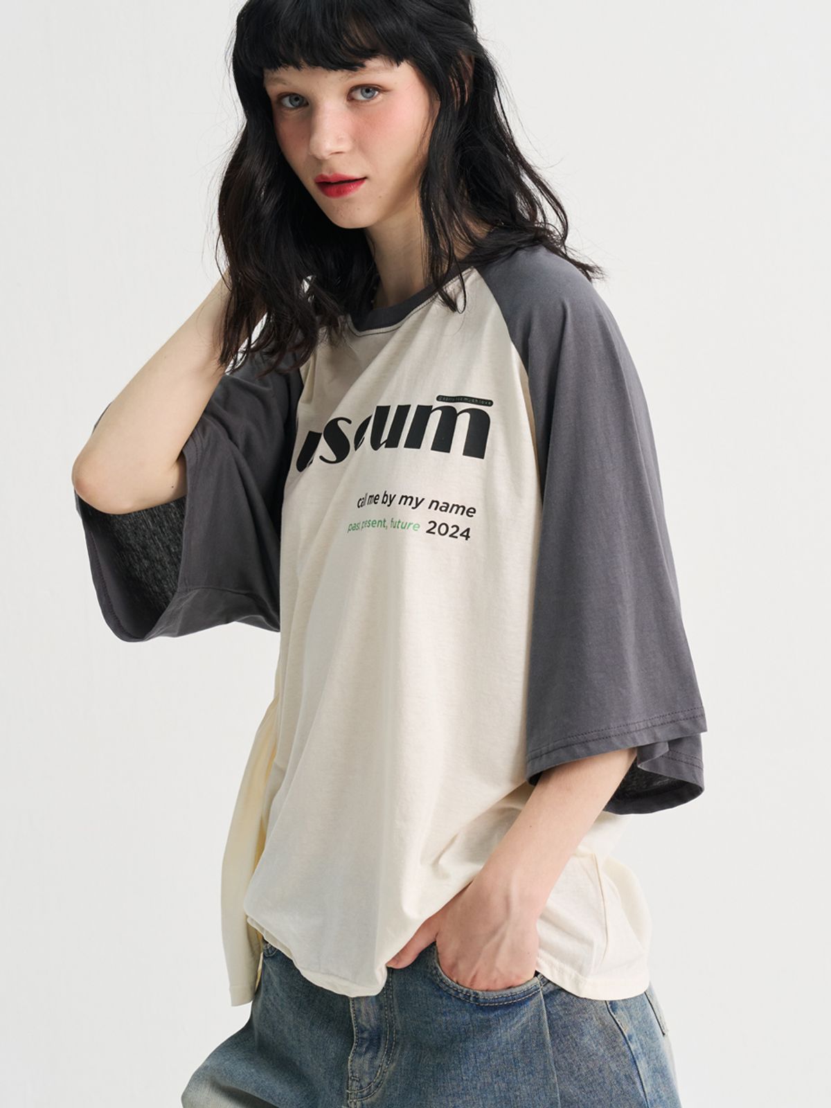 쏘리, 투 머치 러브(SORRY, TOO MUCH LOVE) 시즌 포인트 뮤지엄 레글런 티셔츠_차콜