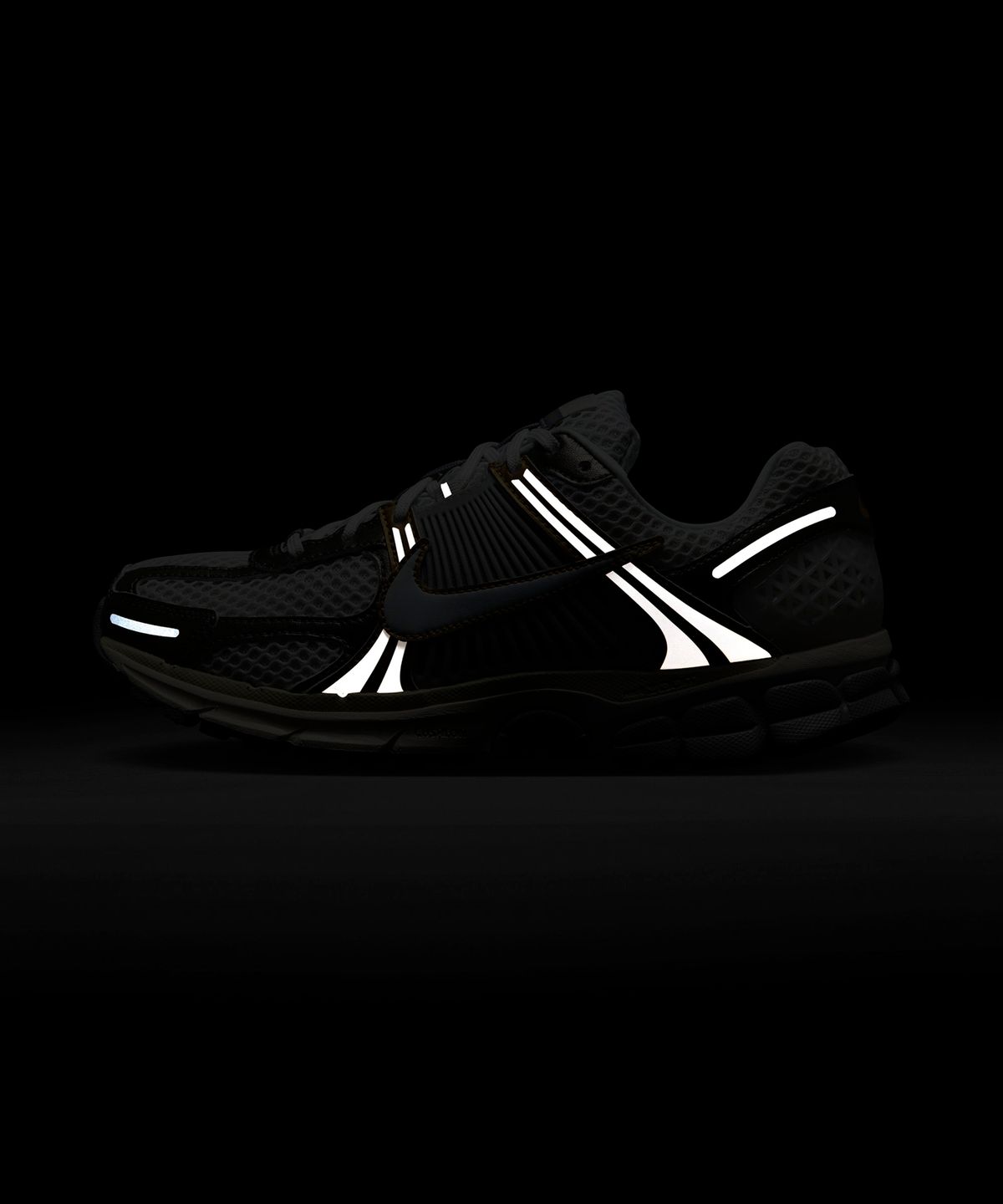 나이키(NIKE) 줌 보메로 5 M - 플래티넘 틴트:메탈릭 퓨터:메탈릭 골드:화이트 / HJ7247-099