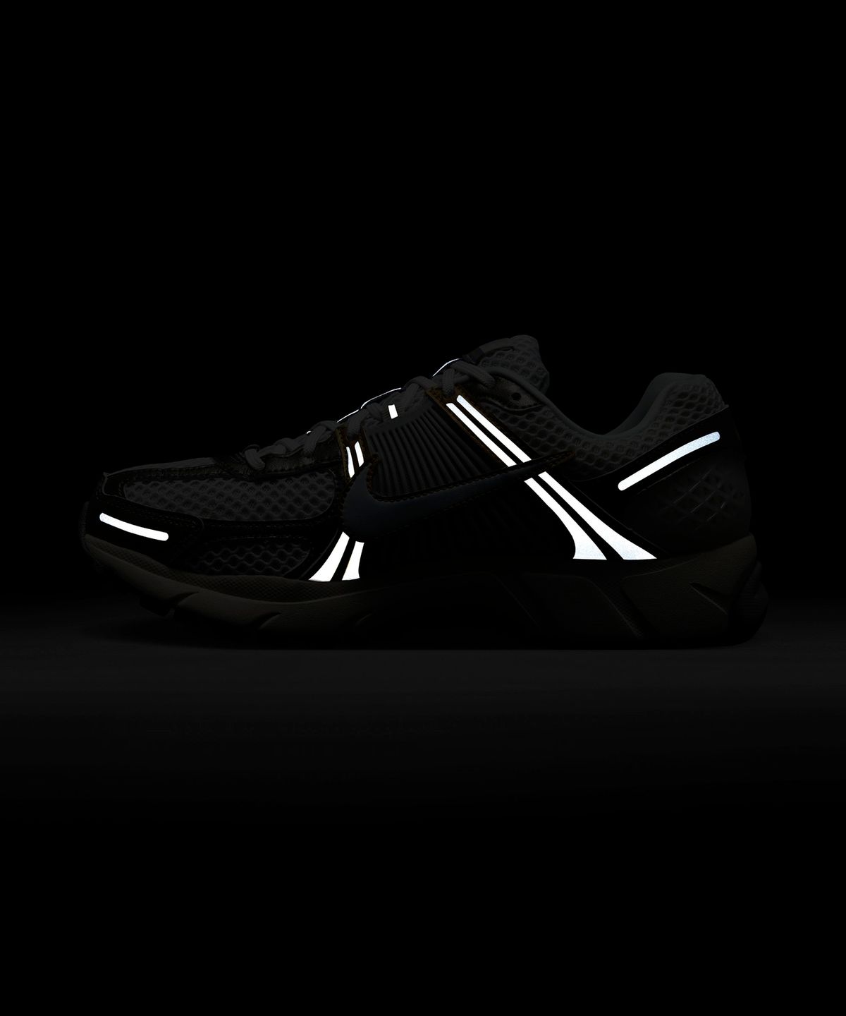 나이키(NIKE) 줌 보메로 5 M - 플래티넘 틴트:메탈릭 퓨터:메탈릭 골드:화이트 / HJ7247-099