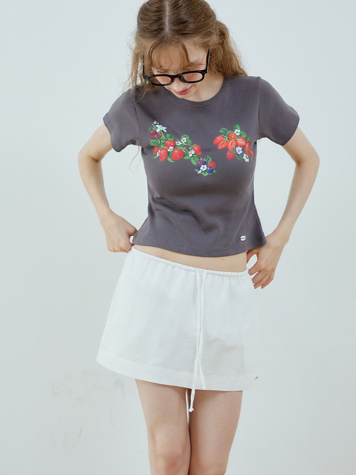 더블힙스(HHIPS) 딸기 베이비핏 반팔티(챠콜)