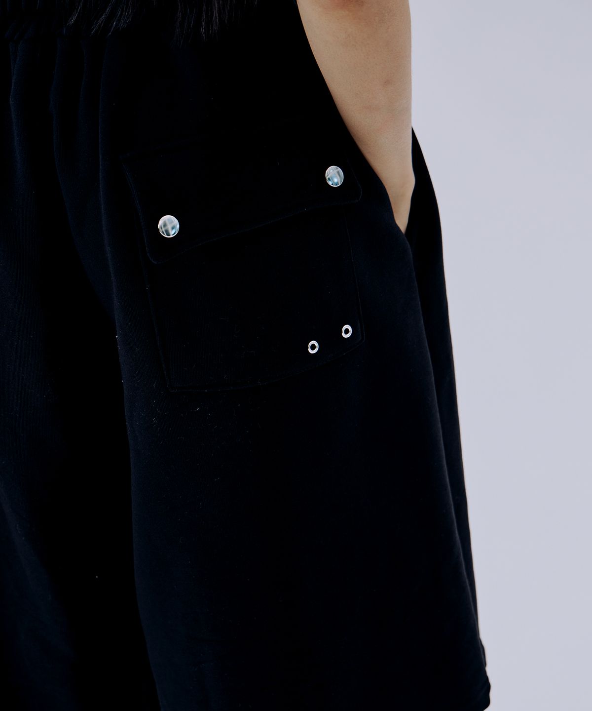 미학(MIHAK) 메탈 로고 버뮤다 팬츠 (BLACK)