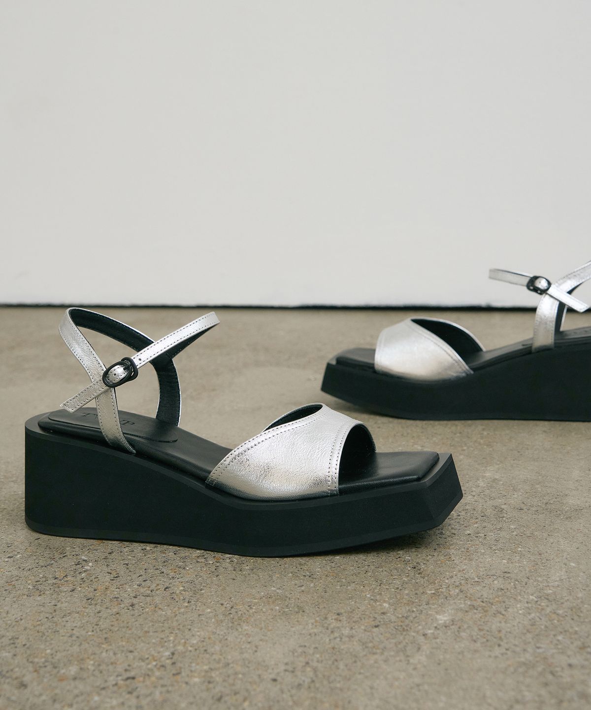 트윗비피(TWVP) 리안 플랫폼 샌들 실버 Lian Platform Sandals 24S83SV