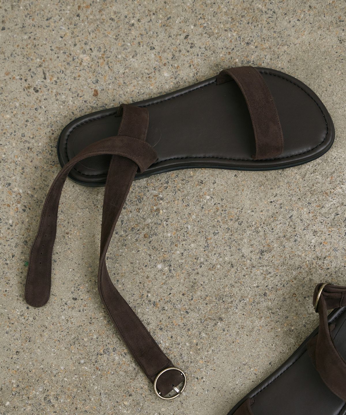 트윗비피(TWVP) 홀터 플랫 샌들 브라운 Haltr Flat Sandals 24S85BR