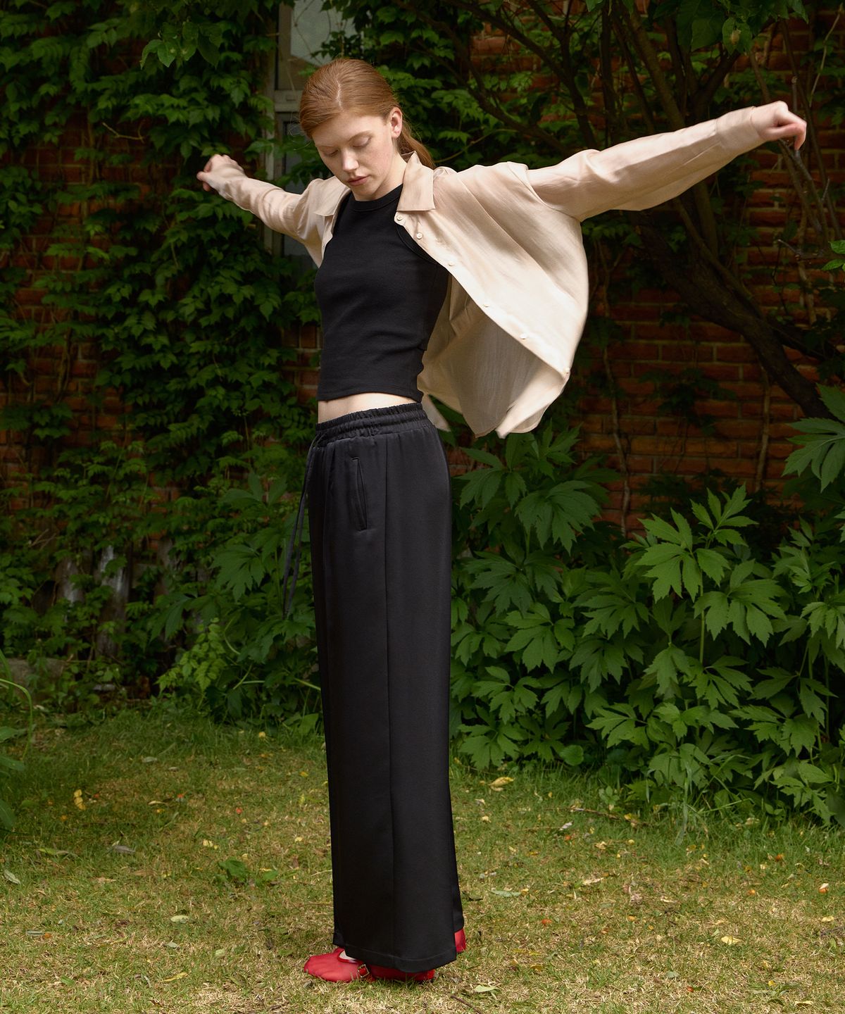 네벨에브리웨어(NEBELEVERYWEAR) Satin Pintuck Banding Pants_Black