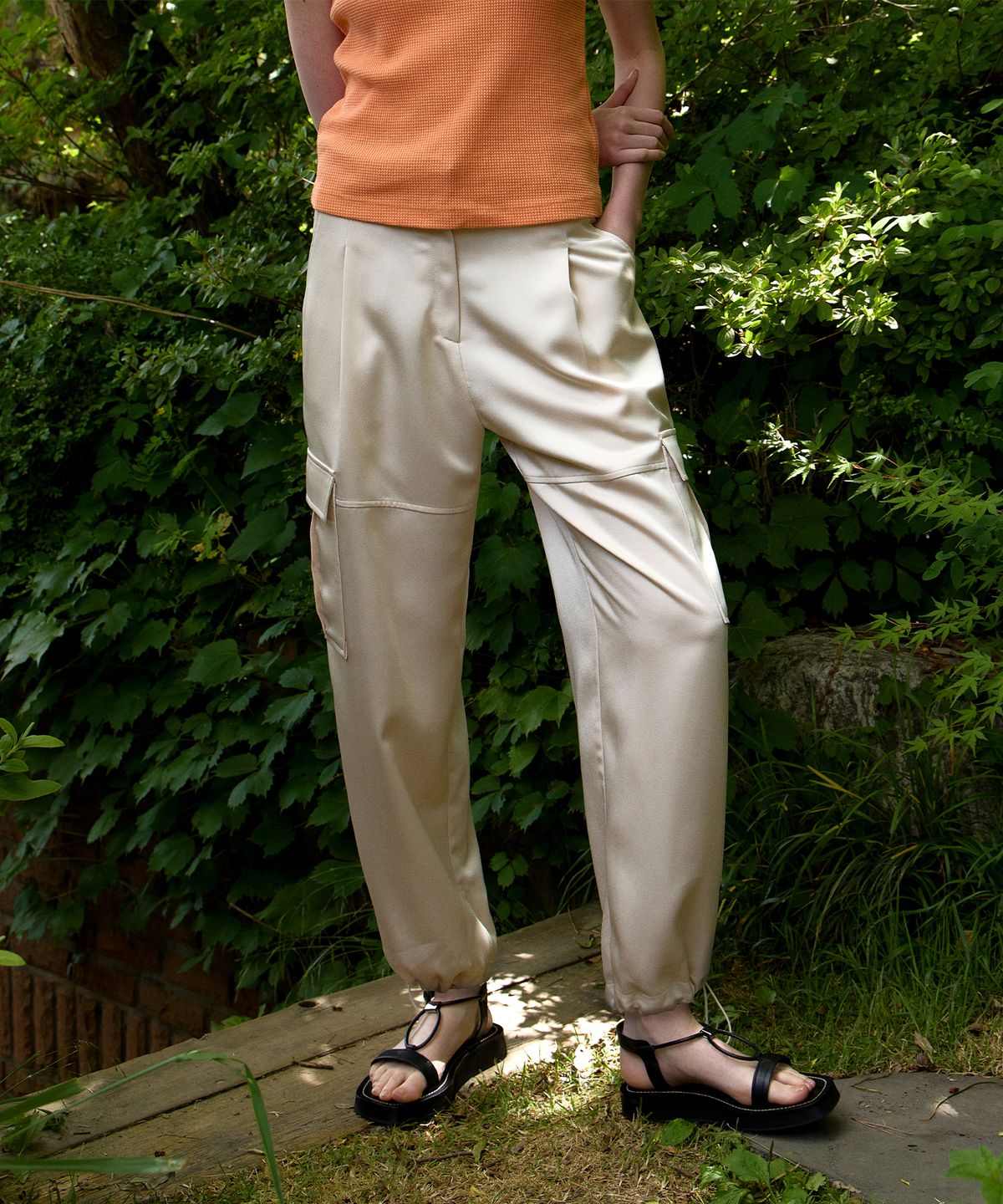 네벨에브리웨어(NEBELEVERYWEAR) Satin Cargo Pants (2 Color)