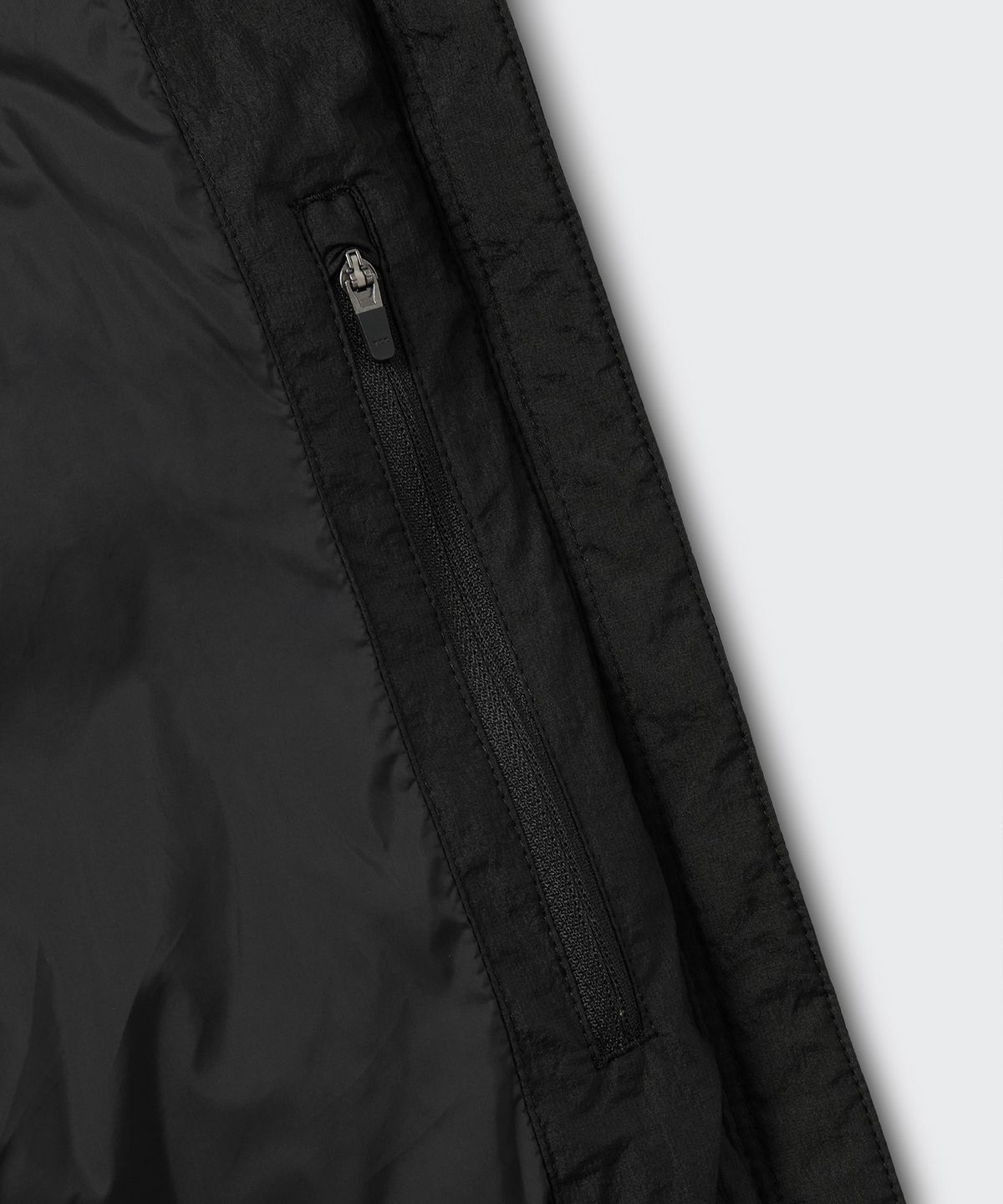 무신사 스탠다드 우먼(MUSINSA STANDARD WOMAN) 우먼즈 브라이트 후디드 미들 다운 재킷 [블랙]
