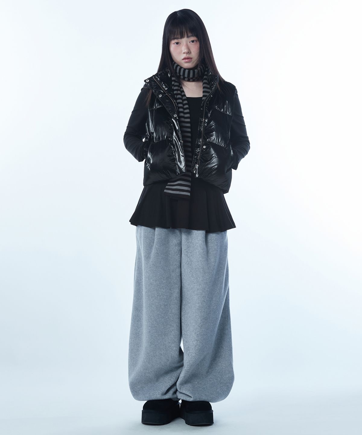 무신사 스탠다드 우먼(MUSINSA STANDARD WOMAN) 우먼즈 데일리 푸퍼 샤이니 크롭 패딩 베스트 [블랙]
