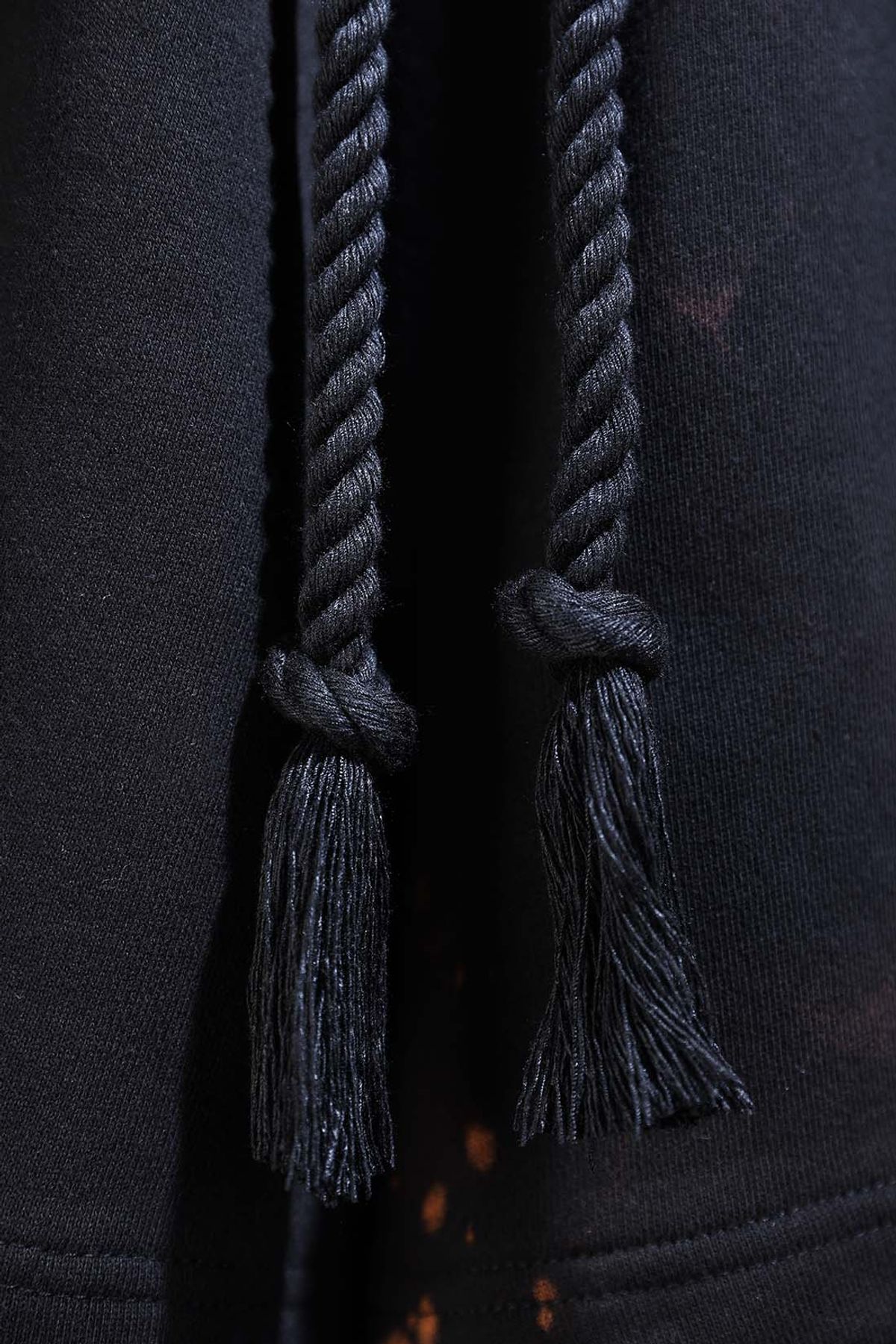 키르티무카(KIRTIMUKHA) 로고 패치 사이드 블리치 반바지