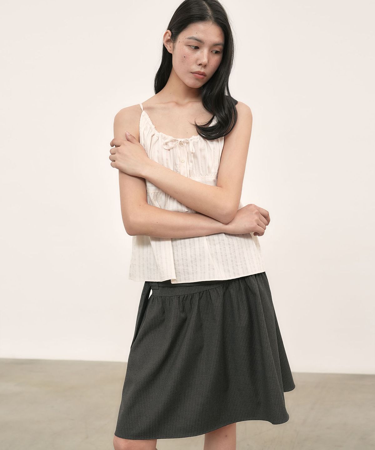 아우로(OURO) STRIPE MIDI SKIRT [ CHARCOAL ]