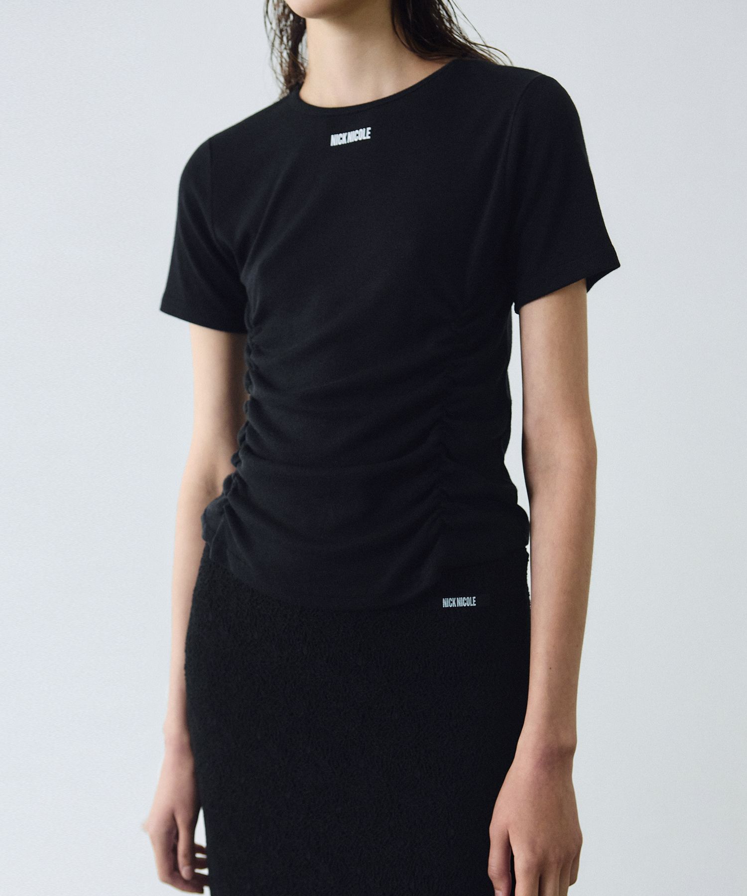 MUSINSA公式 | NICK&NICOLE NICOLE SHIRRING HALF TOP_BLACK